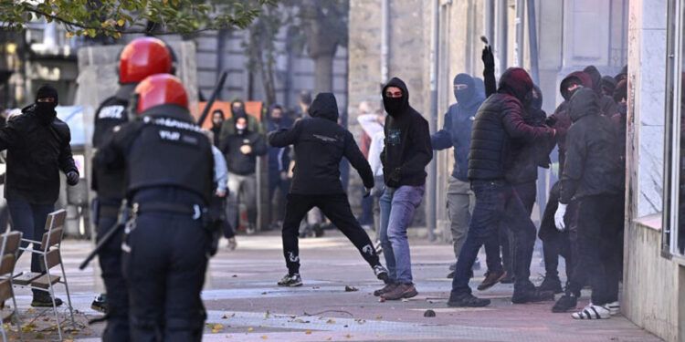 Policía española detiene a 17 personas tras choques en protesta fascista en Vitoria