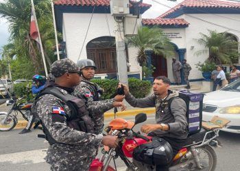Policía Nacional realiza operativos contra motoristas que portan pasamontañas en Santiago