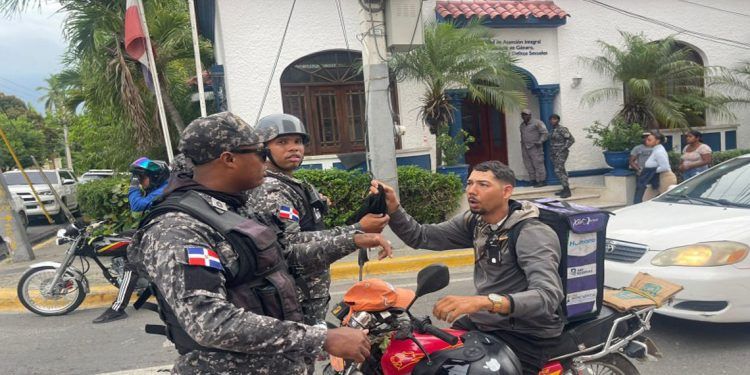Policía Nacional realiza operativos contra motoristas que portan pasamontañas en Santiago