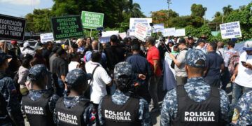 Policía reprime protesta de agrónomos frente al Ministerio de Agricultura
