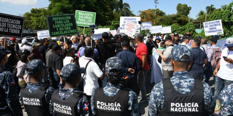 Policía reprime protesta de agrónomos frente al Ministerio de Agricultura