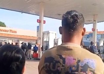 Policía y civil mueren a tiros en estación de combustible en Villa Mella