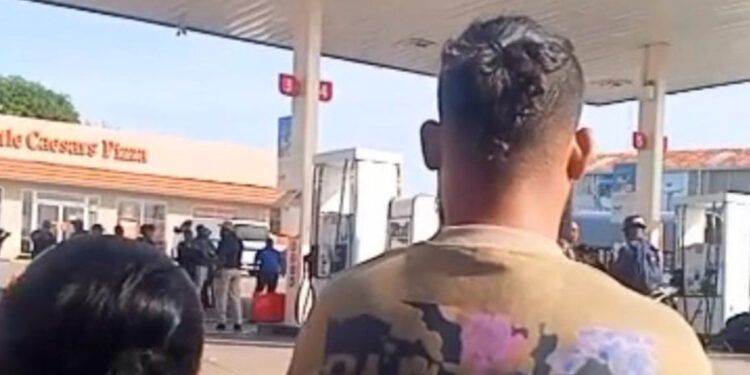 Policía y civil mueren a tiros en estación de combustible en Villa Mella