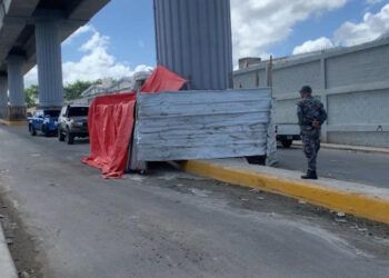 Policías custodian columna del Metro tras desprendimiento de concreto