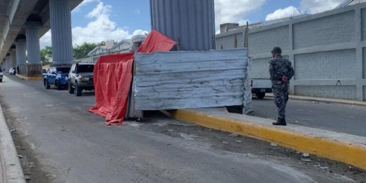 Policías custodian columna del Metro tras desprendimiento de concreto