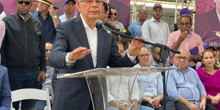 Politóloga tilda de charlatanería propuesta para habilitar a Danilo Medina