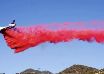 "Polvo rosa" usado para apagar incendios genera preocupación ambiental en Los Ángeles