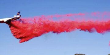 "Polvo rosa" usado para apagar incendios genera preocupación ambiental en Los Ángeles