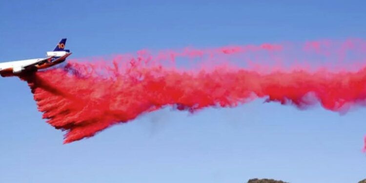 "Polvo rosa" usado para apagar incendios genera preocupación ambiental en Los Ángeles