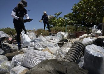 Pombeba, la isla sumergida en basura en la bahía de Guanabara