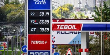 Precios del combustible en Rusia se disparan por bombardeos ucranianos y fuerte demanda