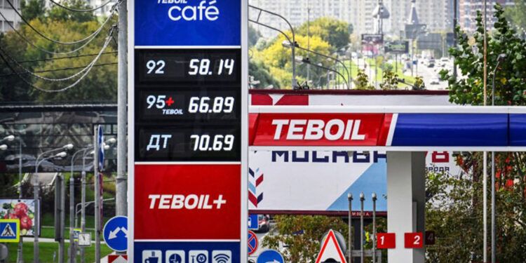Precios del combustible en Rusia se disparan por bombardeos ucranianos y fuerte demanda