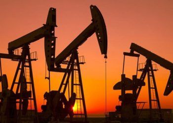 Precios del petróleo suben tras caída de reservas en EE.UU.