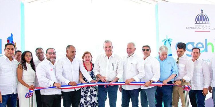 Presidente Abinader inaugura carreteras, hospital y escuelas