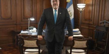 Presidente de Guatemala pide retirar inmunidad a fiscal general