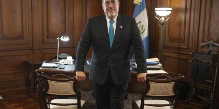 Presidente de Guatemala pide retirar inmunidad a fiscal general