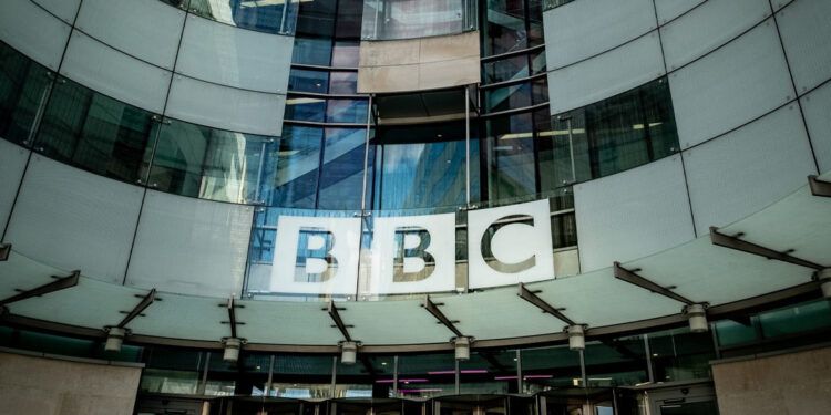 Presidente de la BBC pide disculpas a Trump por montaje engañoso