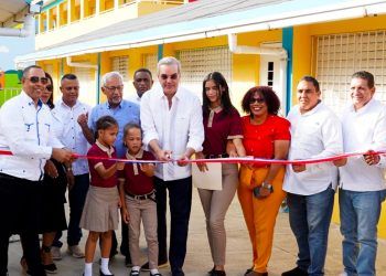 Presidente Luis Abinader cortando la cinta simbólica de la entrega de un Centro Educativo.