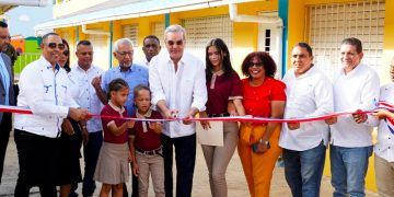 Presidente Luis Abinader cortando la cinta simbólica de la entrega de un Centro Educativo.