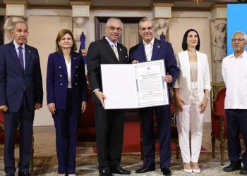 Presidente premia a 15 docentes en el Día del Maestro