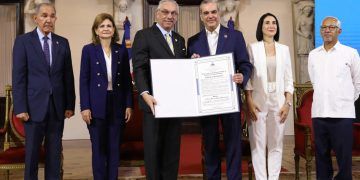 Presidente premia a 15 docentes en el Día del Maestro
