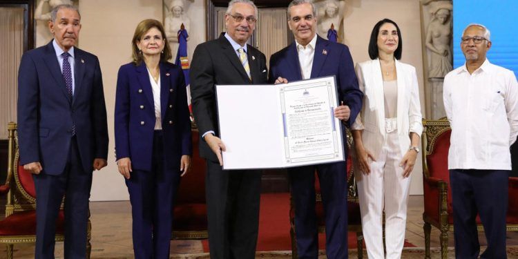 Presidente premia a 15 docentes en el Día del Maestro
