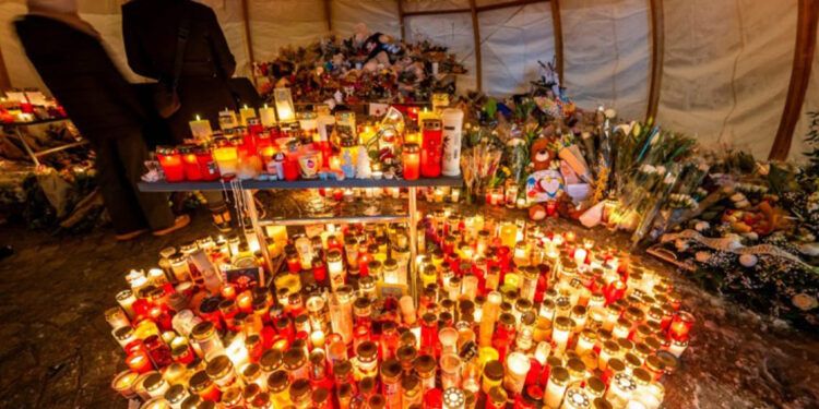 Prisión preventiva para dueño de bar tras incendio mortal en Suiza