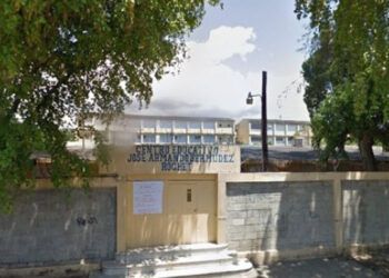 Problemas eléctricos ponen en riesgo a estudiantes en escuela de Santiago
