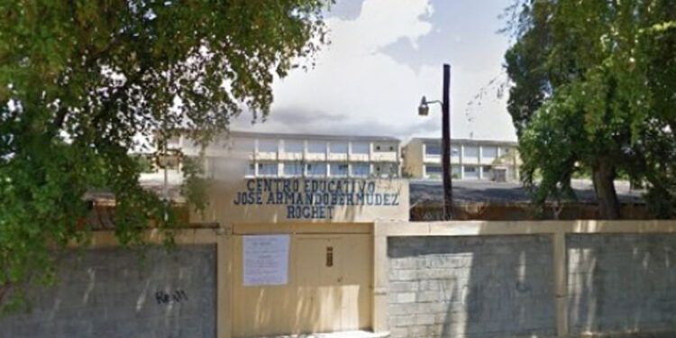 Problemas eléctricos ponen en riesgo a estudiantes en escuela de Santiago