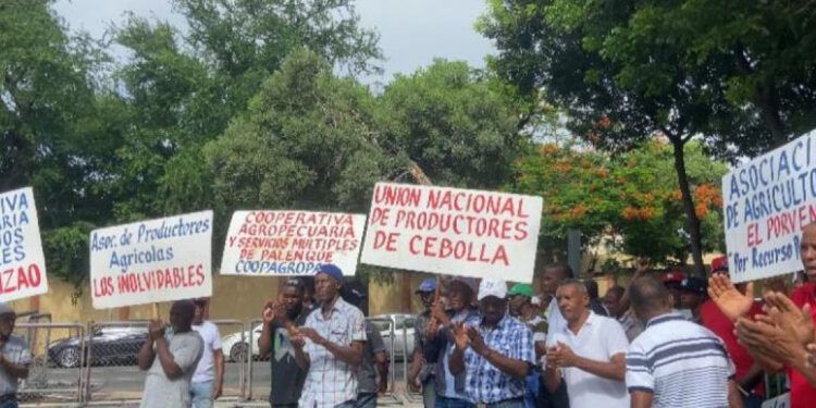 Productores de cebolla protestan por pago de 205 millones de pesos