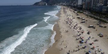 Prohíben música en vivo sin permiso en playas de Río