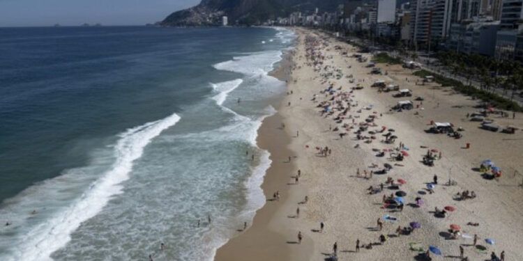 Prohíben música en vivo sin permiso en playas de Río