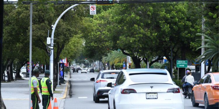 Prohibición de giro a la izquierda causa confusión en Santo Domingo