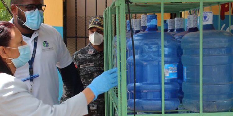 Propietarios insisten en vender agua en botellones sin protección pese a medidas de Pro Consumidor