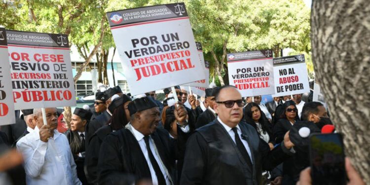 Protesta de abogados marca el Día del Poder Judicial