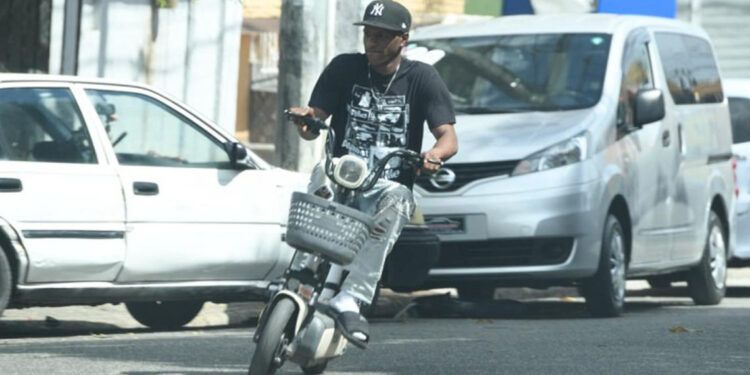 Protestan contra incautación de patinetas eléctricas