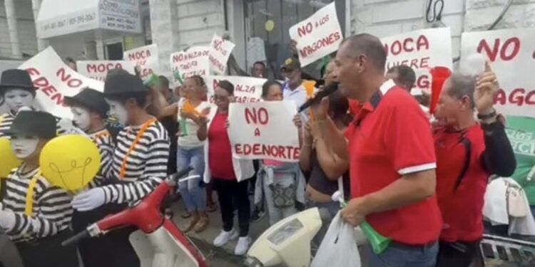 Protestan en Moca por apagones y alzas en tarifa eléctrica