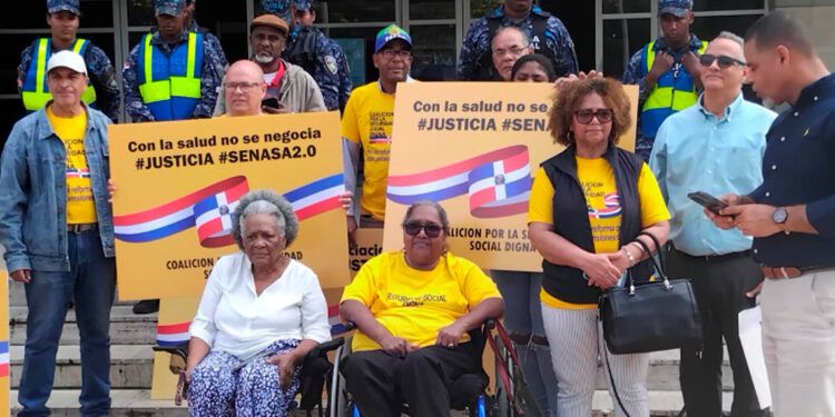 Protestan en Procuraduría por caso Senasa