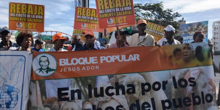 Protestan frente a Industria y Comercio por alto costo de la vida