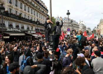 Protestas en Francia dejan 250 detenidos y ponen a prueba al nuevo primer ministro