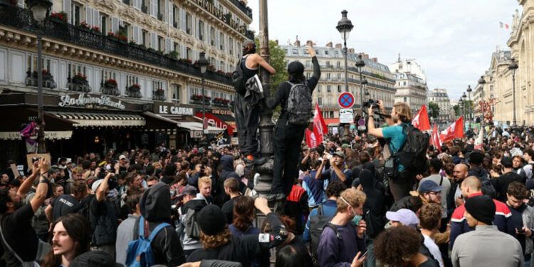 Protestas en Francia dejan 250 detenidos y ponen a prueba al nuevo primer ministro