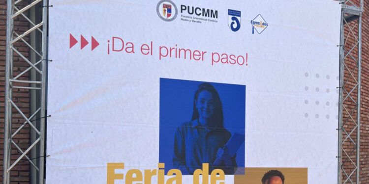 PUCMM celebra feria de empleo con más de 400 vacantes en Santiago
