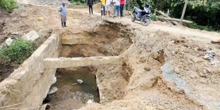 Puente en SFM al borde del colapso preocupa a comunitarios