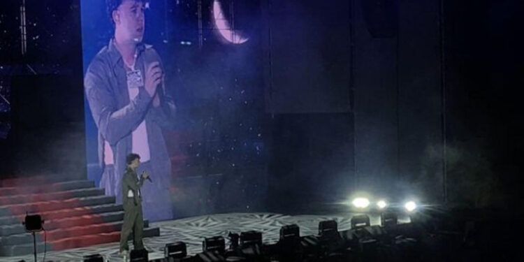Quevedo conmueve con homenaje a víctimas del Jet Set en su concierto en Santo Domingo