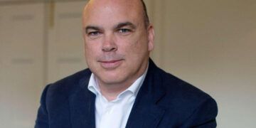 ¿Quién es Mike Lynch, el magnate británico desaparecido en un yate en Italia?