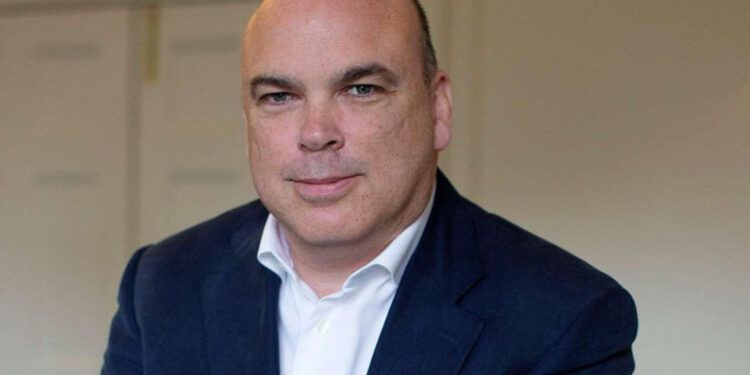 ¿Quién es Mike Lynch, el magnate británico desaparecido en un yate en Italia?