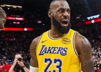 Racha de 1,297 juegos de LeBron termina, pero da la asistencia ganadora