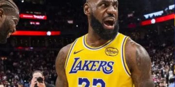 Racha de 1,297 juegos de LeBron termina, pero da la asistencia ganadora