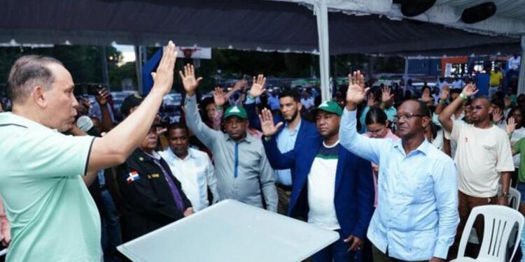 Radhamés Jiménez juramenta nuevos dirigentes en la Fuerza del Pueblo