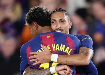 Raphinha lidera al Barça con doblete ante Osasuna
